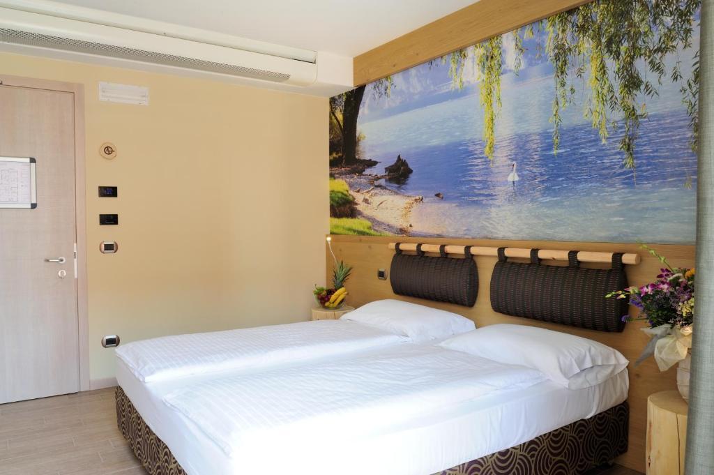 Eco Hotel Bonapace Torbole Sul Garda Rum bild