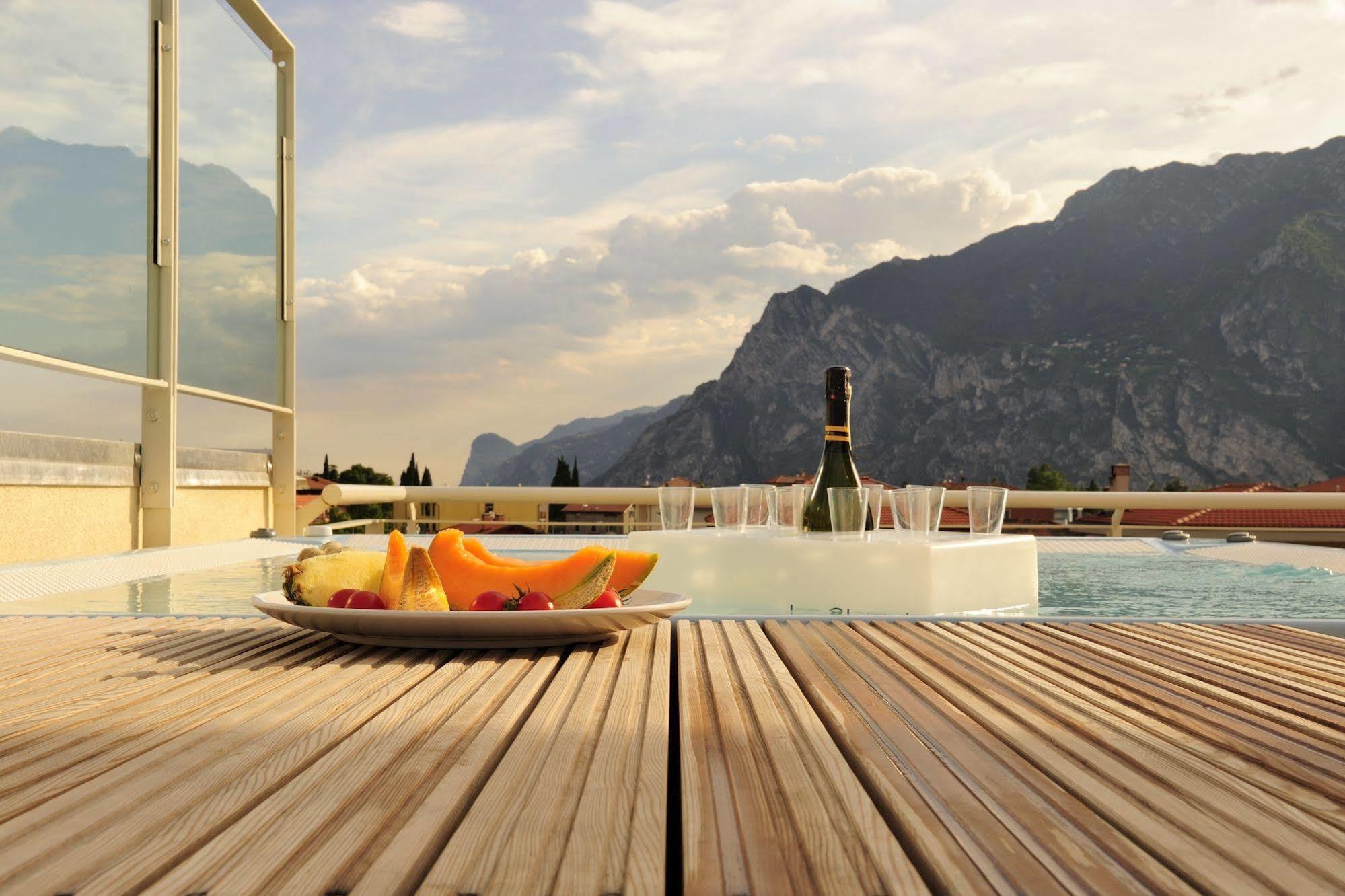 Eco Hotel Bonapace Torbole Sul Garda Exteriör bild